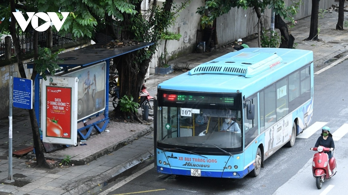 Hanoi resumes bus, taxi services from October 14